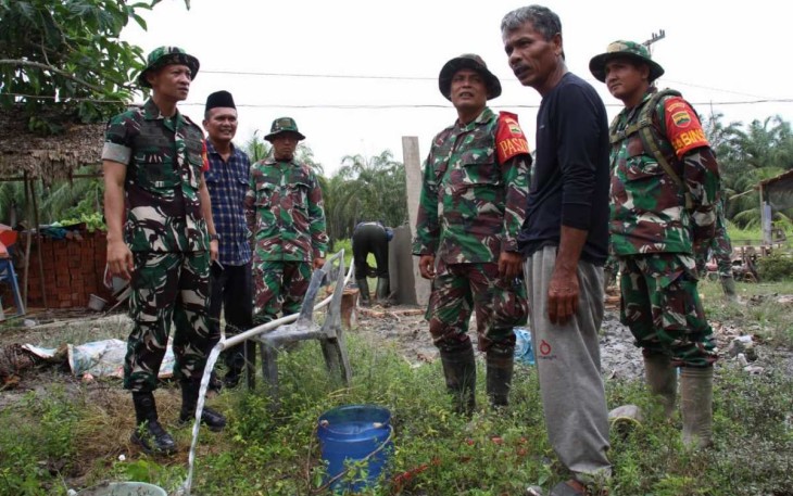 Dansatgas TMMD ke-120 Kodim 0209/LB Letkol Inf Yudy Ardiyan Saputro ketika meninjau pembuatan tandon sumur bor