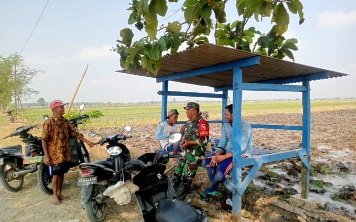 Komsos Babinsa bersama warga binaannya