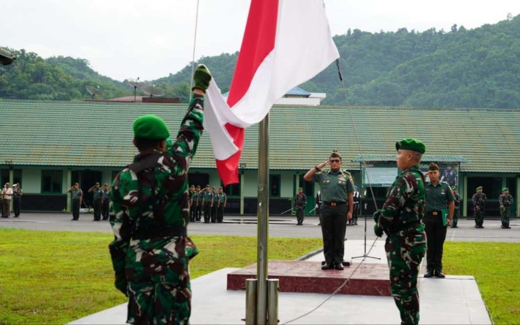 Upacara bendera peringati hari Kebangkitan Nasional di Korem 023/KS, Senin (20/5)