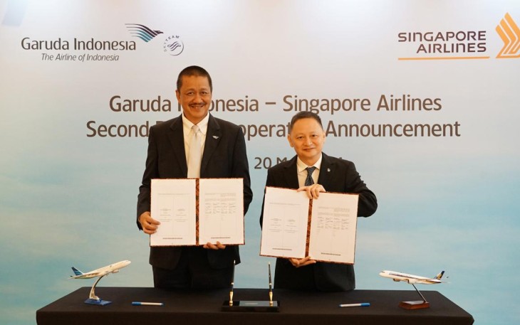 Dirut Garuda Indonesia Irfan Setiaputra bersama CEO Singapore Airlines Goh Choon Phong
