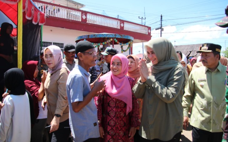 Ketum Dharma Pertiwi ibu Evi Shopia Indra Subiyanto menyapa warga terdampak bencana di Bukik Batabuah Kabupaten Agam, Sumbar