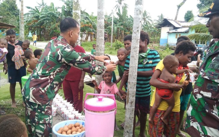 Babinsa Koramil 1710-07/Mapurajaya Berikan Makanan Tambahan Kepada Anak-anak di Wilayah Binaan Sekaligus Laksanakan Komsos 