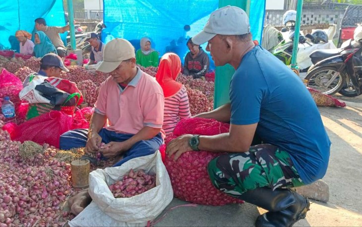 Danrem 081/DSJ Kolonel Inf H. Sugiyono bersama petani bawang merah di Nganjuk