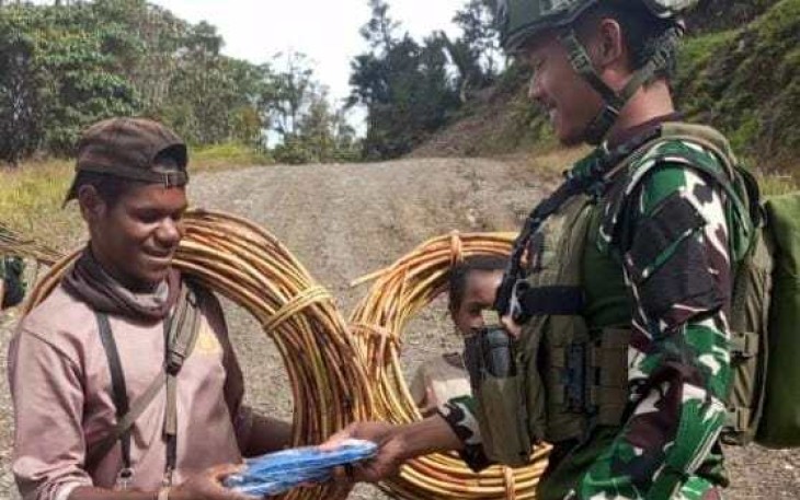 Bagikan alas kaki masyarakat untuk beraktivitas sehari-hari 