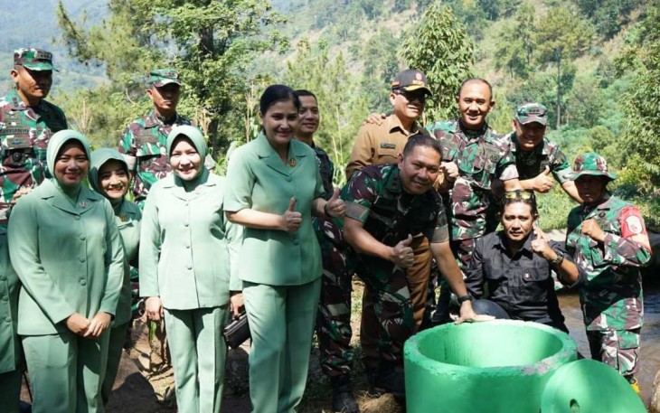 Pangdam V Brawijaya Mayjen TNI Rafael Granada saat meninjau program pipanisasi di Kabupaten Nganjuk, Senin (27/5)