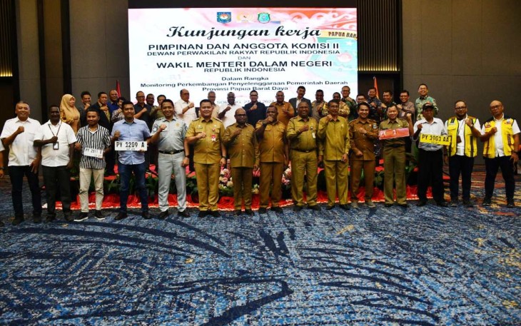 Foto bersama Wamendagri dengan jajaran Forkopimda Provinsi Papua Barat Daya