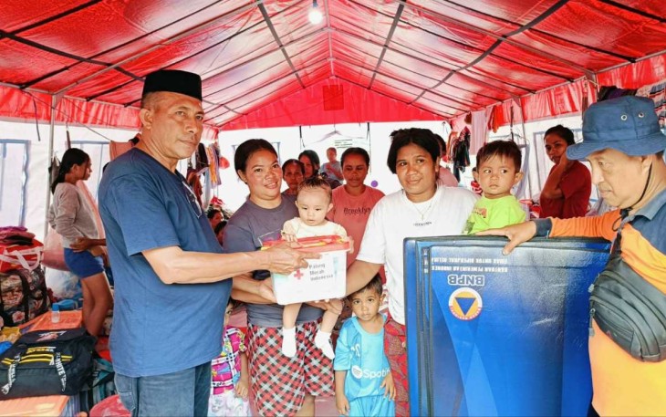 Pendistribusian bantuan logistik dan peralatan kepada para pengungsi terdampak erupsi Gunungapi Ibu di Kabupaten Halmahera Barat, Maluku Utara 
