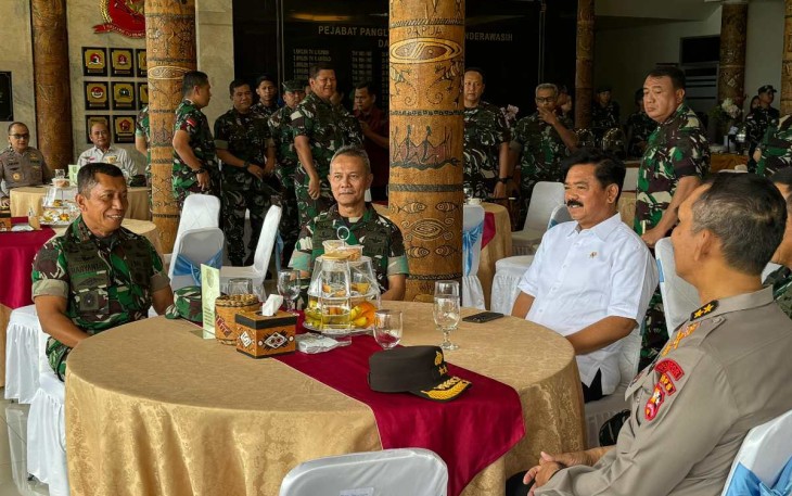 Pangdam Kasuari Mayjen TNI Haryanto bersama Menko Polhukam Hadi Tjahjanto 
