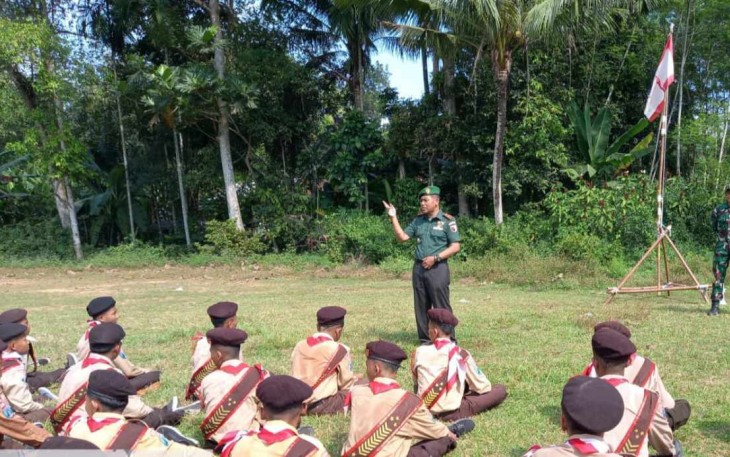 Danramil 0801/03 Arjosari saat memberikan wasbang
