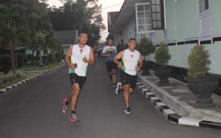 Prajurit Menarmed 2 Kostrad lari pagi 5K