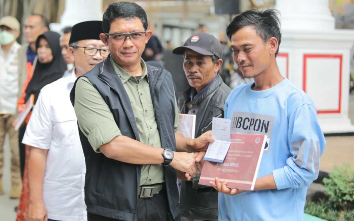 Kepala Badan Nasional Penanggulangan Bencana (BNPB) Letjen TNI Suharyanto, S. Sos., M.M saat memberikan simbolis bantuan dana stimulan perbaikan rumah rusak tahap IV termin I kepada warga terdampak gempa Cianjur di Pancaniti, Komplek Pendopo Kabupaten Cianjur, Jawa Barat pada Jumat (7/6).