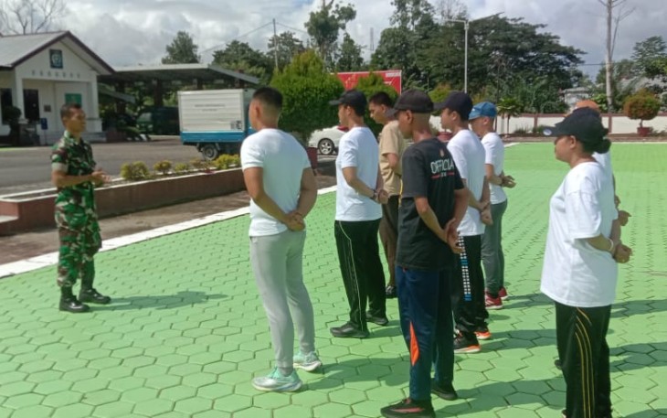 Personel Koramil 03/Kuala Kencana saat Latih PBB Pegawai Baru Kejaksaan Negeri Mimika