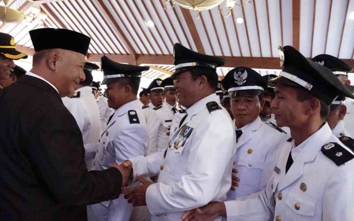 Penyerahan SK Perpanjangan masa jabatan Kades