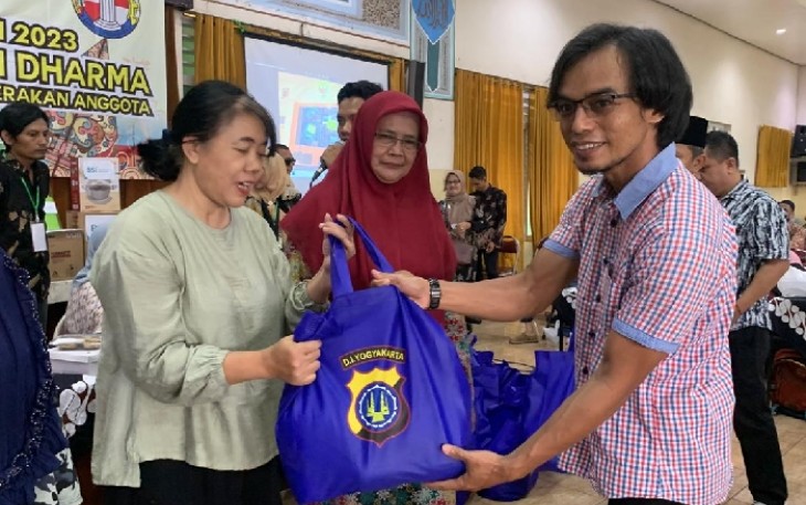 Penyerahan bantuan berupa paket sembilan bahan pokok (sembako) dari Kepolisian Daerah (Polda) DIY yang diserahkan secara simbolis oleh Ipda Asmaun Khusna, S.H. selaku PS. Panit I Subdit II Ditintelkam Polda  DIY.