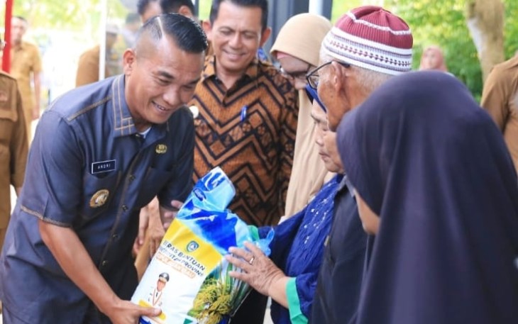 Pj Wali Kota Tanjungpinang Dampingi Gubernur Kepri Serahkan Bantuan Kesejahteraan Sosial Untuk Masyarakat 