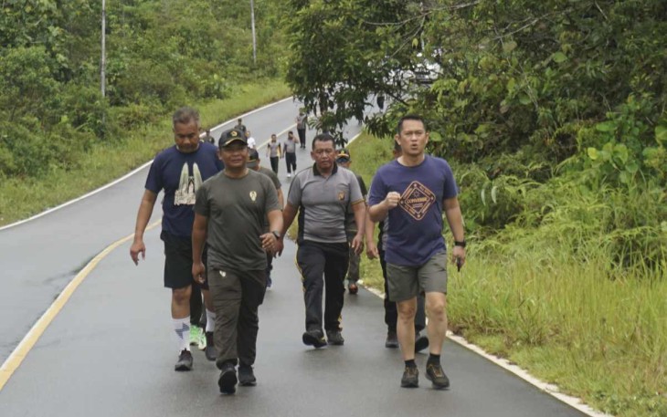 Dansatgas Yonzipur 5/ABW Letkol Czi Shobirin Setio Utomo saat jalan sehat bersama Kapolres Putussibau AKBP Hendrawan, Minggu (30/6)