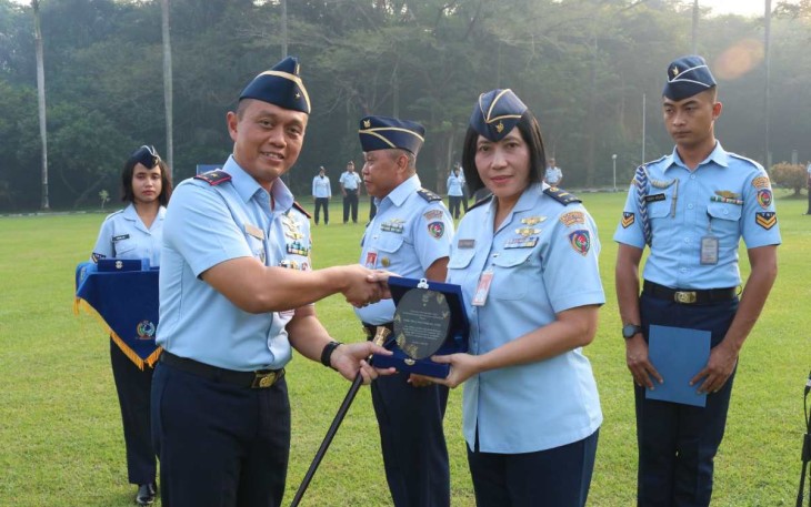 Dankosek IKN Marsma TNI Abdul Haris saat memberikan cenderamata 