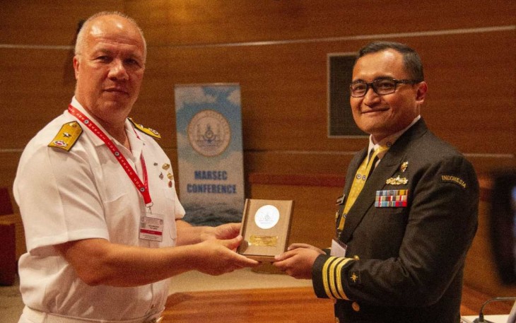 Letkol Laut (P) Bagus Jatmiko saat menerima cenderamata di Turki 