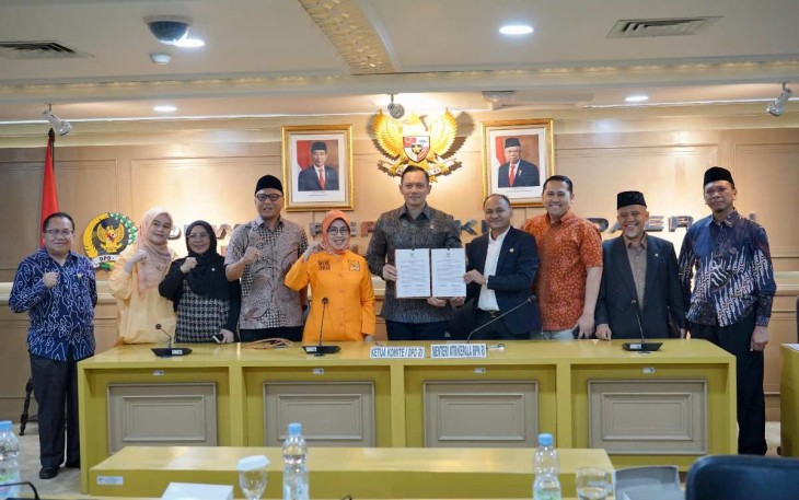 Menteri ATR/BPN Agus Harimurti Yudhoyono bersama Komite I DPR RI di Jakarta, Selasa (2/7)
