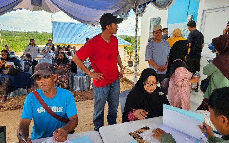 Warga Rempang yang telah bergeser saat memilih lokasi rumah baru mereka yang berlokasi di Tanjung Banon