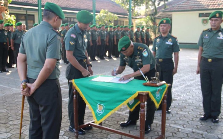 Dandim 0610/Sumedang Letkol Kav Christian Gordon Rambu saat penandatanganan purna tugas anggotanya