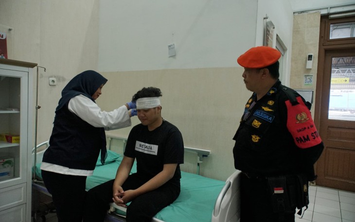 Salah satu penumpang kereta api terluka dan menjalani perawatan akibat aksi pelemparan batu oleh orang yang tidak bertanggungjawab