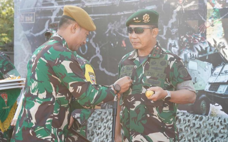 Pangdivif 2 Kostrad Mayjen TNI Anton Yuliantoro saat menerima Brevet Kehormatan Astros