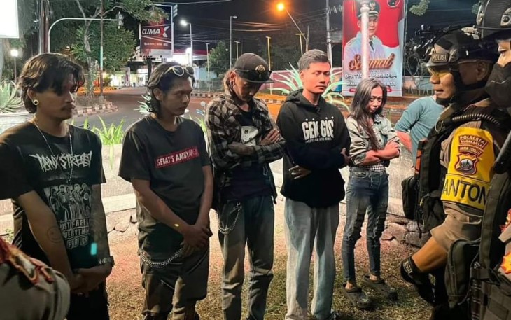 Tim Sparta Satuan Samapta Polresta Surakarta amankan enam remaja saat nongkrong sambil pesta miras, di kawasan Jebres, Solo, Senin dinihari (29/07/2024) sekira pukul 03.00 WIB (Foto : Istimewa)