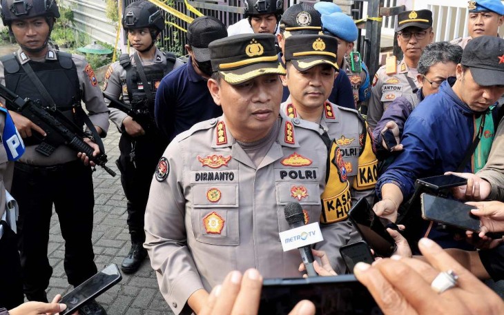Kabid Humas Polda Jatim Kombes Dirmanto saat memberikan keterangan pers 
