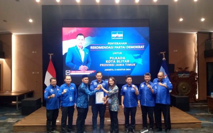 AHY Serahkan Surat Rekomendasi kepada Syauqul Muhibbin dan Elim Tyu Samba untuk Daftar Calon Walikota dan Wakil Walikota Blitar di Pilkada Kota Blitar Tahun 2024 (Foto : Partai Demokrat untuk Klikwarta.com)