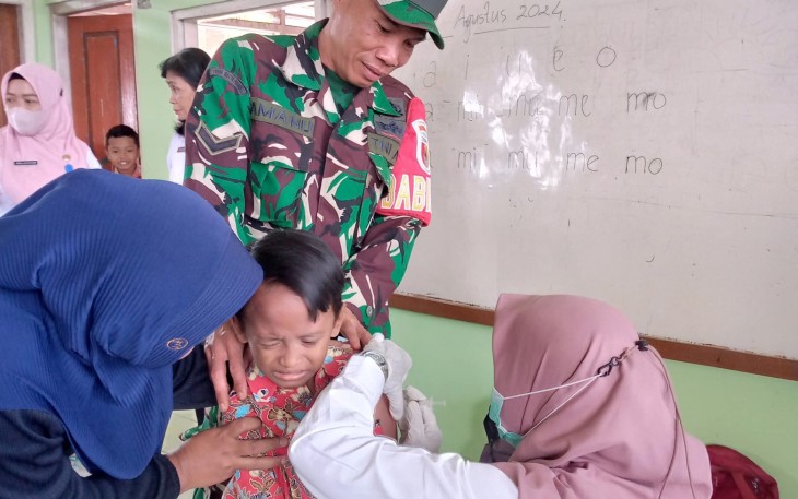 Babinsa Koramil 0803/06 Gemarang Dampingi Program BIAS di SDN 05 Nampu