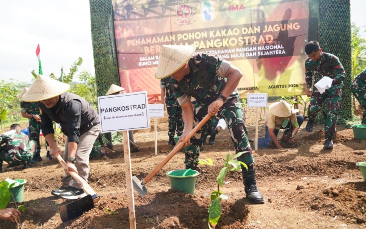 Pangkostrad Mayjen TNI Muhammad Saleh Mustafa tanam perdana pohon kakao di Kabupaten Tasikmalaya, Rabu (14/8)
