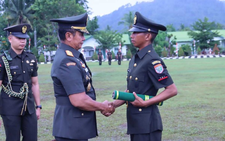 Pangdam XII/Tpr Mayjen TNI Iwan Setiawan memberikan piagam prajurit terbaik Dikmata TNI AD 