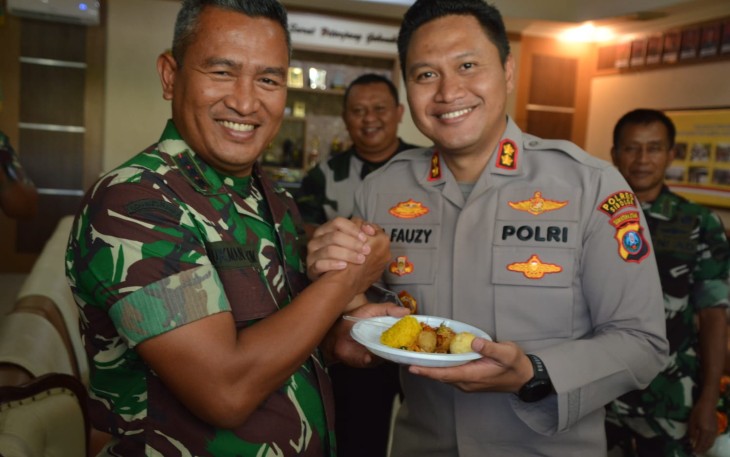 Danrem 023/KS Kolonel Inf Lukman Hakim mendapatkan surprise Kapolres Sibolga