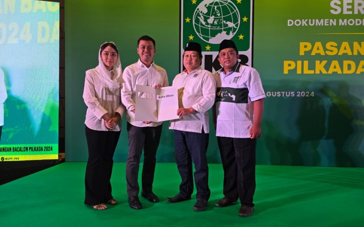 Syauqul Muhibbin dan Elim Tyu Samba Didampingi Ketua dan Sekretaris DPC PKB Kota Blitar Menerima surat rekomendasi dari DPP PKB untuk Mendaftar Sebagai Peserta Pilkada Kota Blitar Tahun 2024