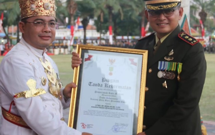 Dandim 0803/Madiun Letkol Inf Meina Helmi saat menerima penghargaan 