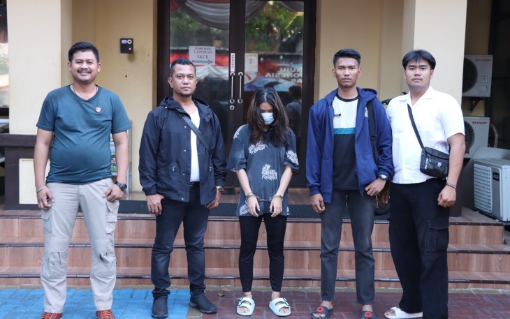 Wanita penjual keperawanan remaja saat di tangkap polisi