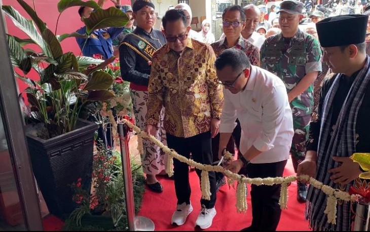 Dandim 0806/Trenggalek Letkol Czi Yudo Aji Susanto mendampingi Menteri PANRB dalam peresmian MPP di Kabupaten Trenggalek 
