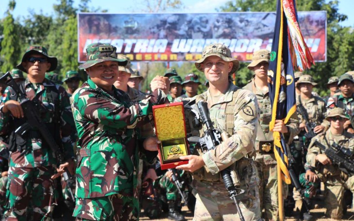 Asops Kasdivif 2 Kostrad Kolonel Inf Medi Hariyo Wibowo saat memberikan cenderamata personel US Army, Senin (26/8)