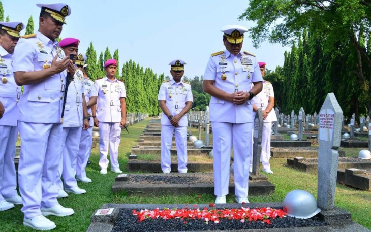 Kasal Laksamana TNI Muhammad Ali saat ziarah di TMPN Kalibata, Jakarta, Selasa (3/9)