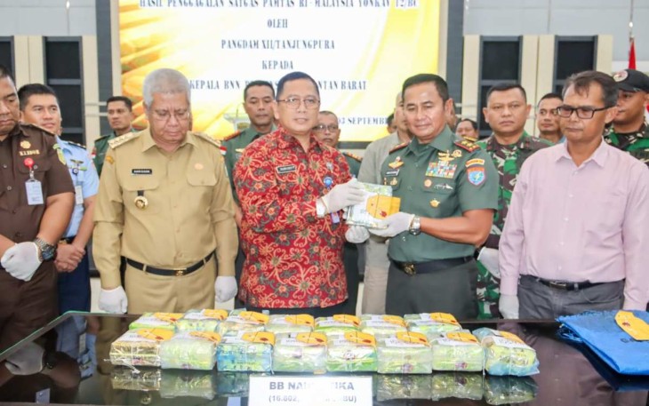Pangdam XII/Tpr Mayjen TNI Iwan Setiawan menyerahkan sabu seberat 16,8 kg, Selasa (3/9)