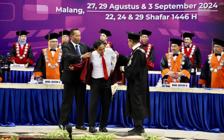 Wamen ATR/BPN Raja Juli Antoni saat mengenakan jaket wisudawan 