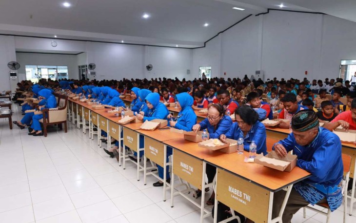 Makan bergizi bersama pelajar di Kota Sorong