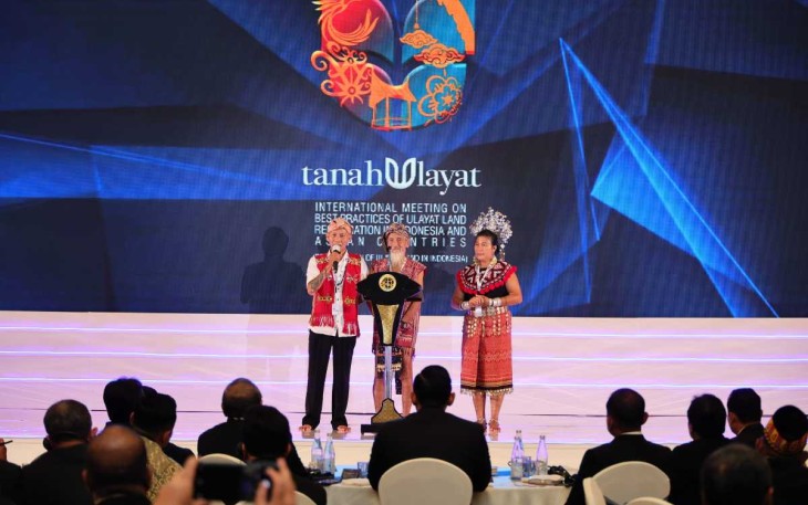 Apai Janggut saat menerima sertipikat tanah Ulayat 