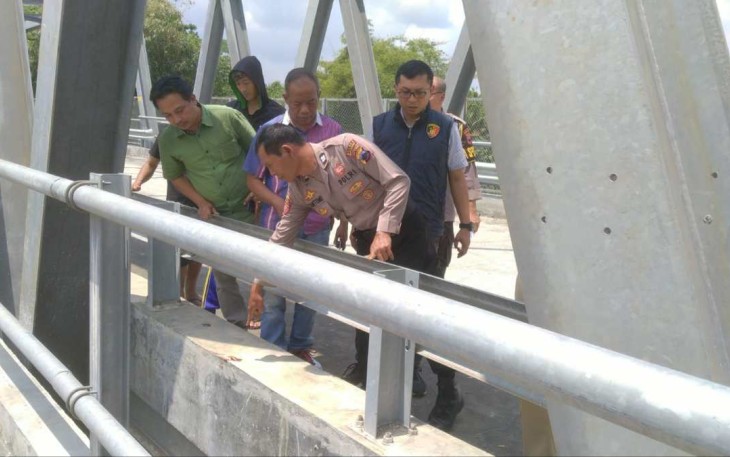 TKP jembatan remaja terjun ke sungai