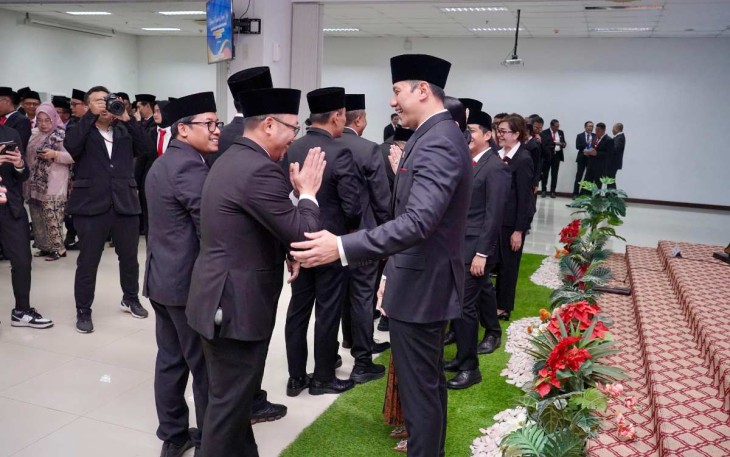 Menteri ATR/BPN Agus Harimurti Yudhoyono memberikan ucapan selamat kepada Indra Gunawan 