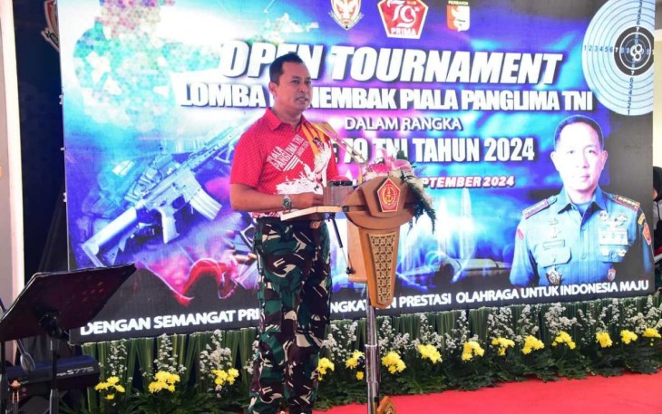Kasau Marsekal TNI M Tonny Harjono saat membacakan sambutan Panglima TNI sekaligus membuka kejuaraan menembak, Jum'at (20/9)