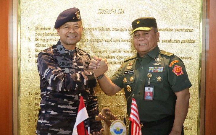 Kepala Staf Koarmada III Laksamana Pertama Singgih Sugiarto bersama Brigjen TNI Andri Tobarso 