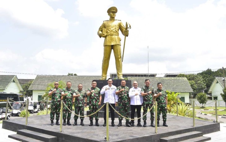 Menteri ATR/BPN Agus Harimurti Yudhoyono foto bersama di Akmil Magelang, Rabu (25/9)