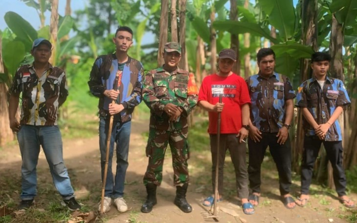 Bersihkan lingkungan di lembah berkah